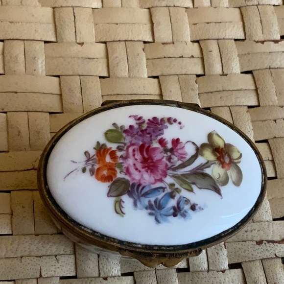 VINTAGE FLORAL PORCELAIN TRINKET BOX - Picture 9 of 9